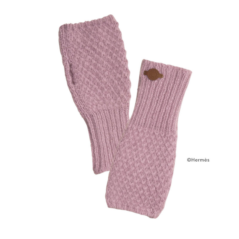 レザーパッチがワンポイントになったカシミア×モヘア素材の《ルー》。手袋¥90,200(エルメス/エルメスジャポン)