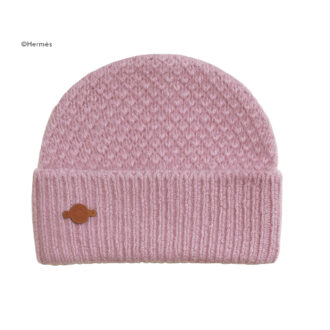 レザーパッチがワンポイントになったカシミア×モヘア素材の《ルー》。ニットキャップ¥100,100（エルメス／エルメスジャポン）