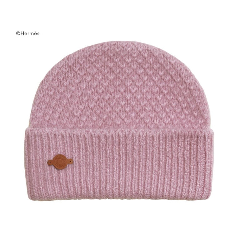 レザーパッチがワンポイントになったカシミア×モヘア素材の《ルー》。ニットキャップ¥100,100(エルメス/エルメスジャポン)