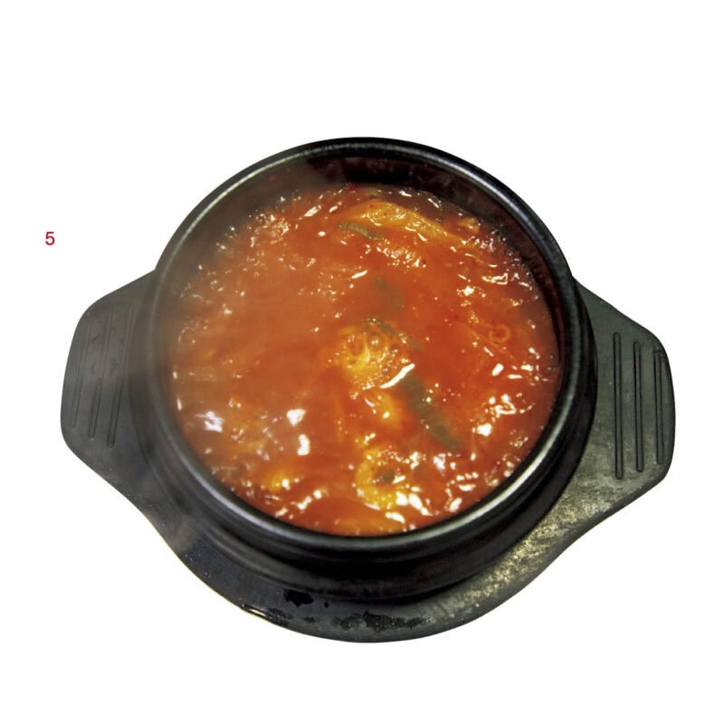 4･5. 肉を頼むとついてくる付け合わせとスープ。鉄板が空いたら豆もやしの和え物はお皿ごとのせて温めてくれる。エゴマにモクサルとお好みの付け合わせを包んで食べるとお互いが引き立ち美味。