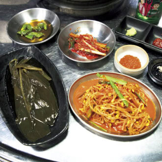 4･5. 肉を頼むとついてくる付け合わせとスープ。鉄板が空いたら豆もやしの和え物はお皿ごとのせて温めてくれる。エゴマにモクサルとお好みの付け合わせを包んで食べるとお互いが引き立ち美味。