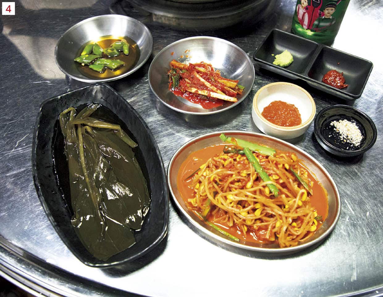 4･5. 肉を頼むとついてくる付け合わせとスープ。鉄板が空いたら豆もやしの和え物はお皿ごとのせて温めてくれる。エゴマにモクサルとお好みの付け合わせを包んで食べるとお互いが引き立ち美味。