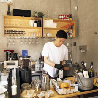 1.カルチャーの発信地・解放村に2023年オープン。オーナーのジョンハンさんがワインをセレクトしている。