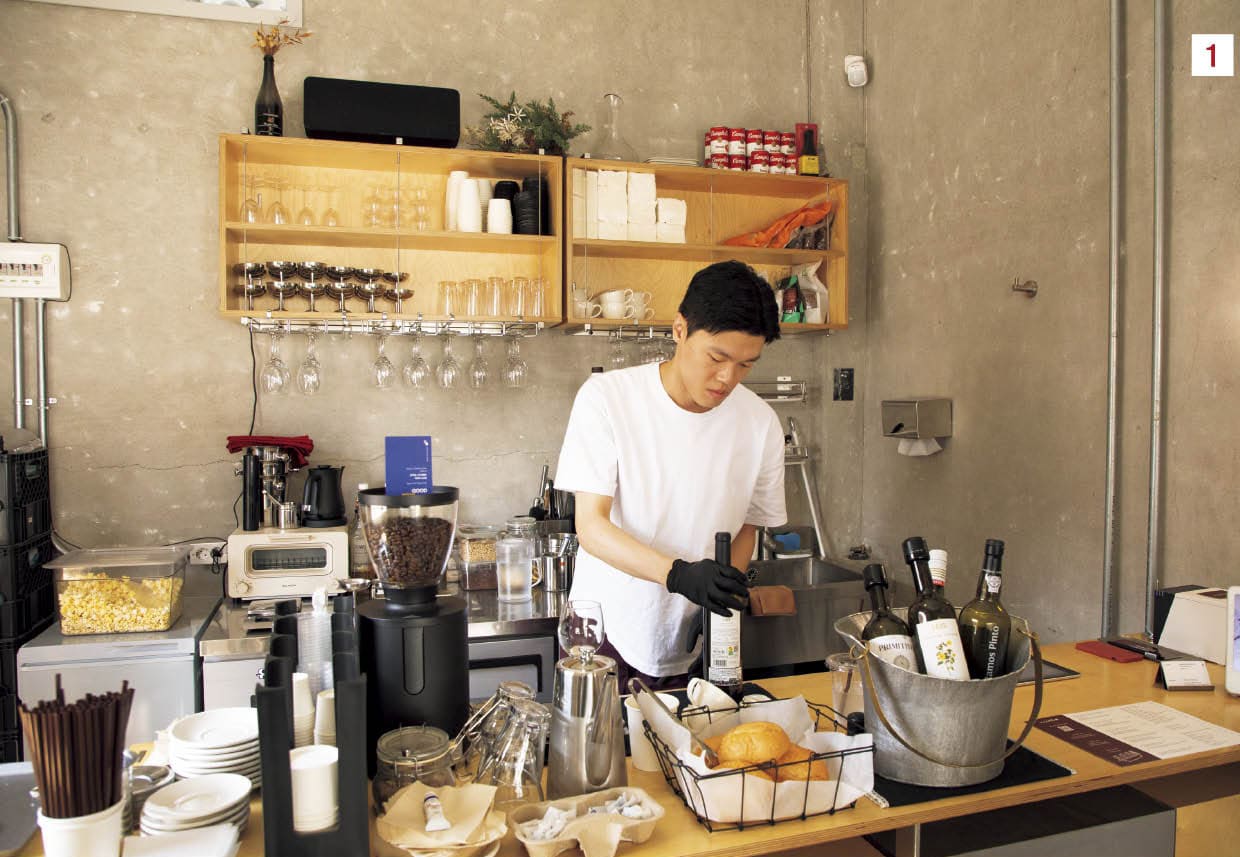 1.カルチャーの発信地・解放村に2023年オープン。オーナーのジョンハンさんがワインをセレクトしている。