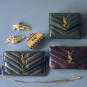 右上から時計回りに、VラインのキルティングがYSLのカサンドラロゴをシャープに引き立てる。滑らかレザーで手ざわりも気持ちいい。ウォレット［H9×W10.5×D3、カード入れ5］￥123,200、開口部がジッパー式で小物を入れても安心。キーリングとチェーン付き。キーポーチ［H7.5×W13.5］￥81,400、フロントにフラップポケット、バックにカード入れがあって整理整頓しやすい。フラグメントケース［H8×W13×D1、カード入れ5］￥89,100、カサンドラロゴをのせたグラマラスな輝きに目が釘付けに。ヘアクリップ￥79,200、スターフィッシュとシグネチャー＋ハートモチーフの2個セット。モードな華やかさを加えるキーピースになってくれそう。ヘアクリップセット￥52,800（すべてサンローラン バイ アンソニー・ヴァカレロ／サンローラン クライアントサービス）