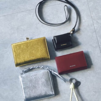 右上から時計回りに、アートピースのような存在感を放つ、クリーンなフォルムが秀逸。AirPodsケース［H5×W6×D3］￥85,800　都会的でスタイリッシュなダークレッド。キーケース［H6・5×W10・5×D1・5、カード入れ2］￥74,800、ボリュームのあるレザーコードを結んだシンプルさがグッド。キーリング￥53,900、メタリックな輝きが旬なスクエア形。手編みのストラップが洒落たアクセントに。ウォレット［H10×W11×D2、カード入れ6］￥96,800、黄みの強いゴールドカラーがさりげなく個性を発揮。シャープなフォルムがモダンながま口。ウォレット［H8・5×W12・5×D2、カード入れ8］￥184,800（すべてジル サンダー／ジルサンダージャパン）