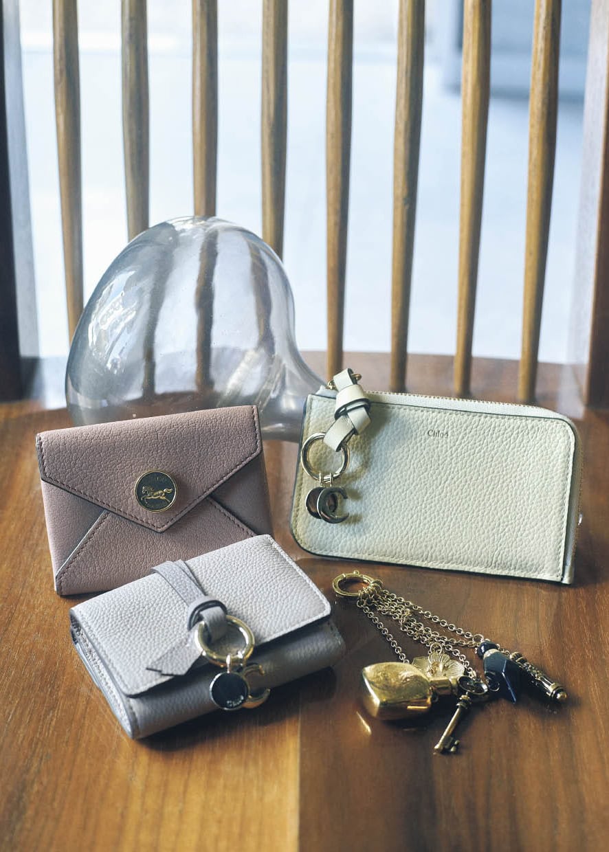 右上から時計回りに、Cのチャームとロゴ入りプレートがアイコニックな“ＡＬＰＨＡＢＥＴ”シリーズは、チャームを追加で購入してアレンジできる。後ろにカードスロット、ジッパー付きのコンパートメント付き。日本限定。フラグメントケース［H7・5×W13×D2、カード入れ4］￥47,300、アルファベット〝C〟チャーム￥7,700、重ね付けのボリューム感とヴィンテージゴールドカラーがかっこいい。キーリングチャーム￥122,100、手に収まりのいい三つ折り。フラップ付きのコイン入れが背面にあり重宝。ウォレット［H7×W9・5×D3、カード入れ３］￥66,000、アルファベット〝C〟チャーム￥7,700、馬術の世界にちなんだホースメダルがクラシカル。日本限定。カードケース［H8×W10・5、カード入れ2］￥50,600（すべてクロエ／クロエ カスタマーリレーションズ）