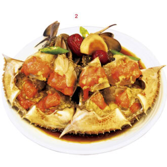 2.春に仕入れたカニを急速冷凍してみずみずしさをキープ。まずはシンプルに味わって。