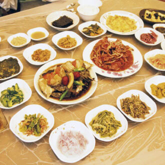 1.メニューは4人前から注文できるサンジ定食（₩200,000）のみ。毎日変わるおかず類とみそチゲスープつき。