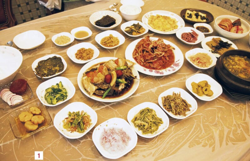 1.メニューは4人前から注文できるサンジ定食（₩200,000）のみ。毎日変わるおかず類とみそチゲスープつき。