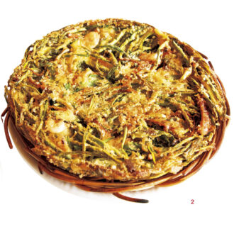 2.ししとうが入った海鮮ネギチヂミ（₩22,000）は厚みがあり、揚げ焼きされた表面はガリッガリで食べ応えあり。かじると中はふんわりという食感の差も楽しめる。