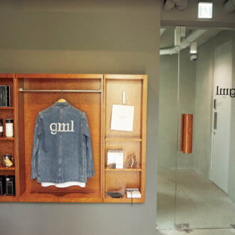 1.グレーとウッドのコンビがモダンな内装。オリジナルグッズもお洒落。