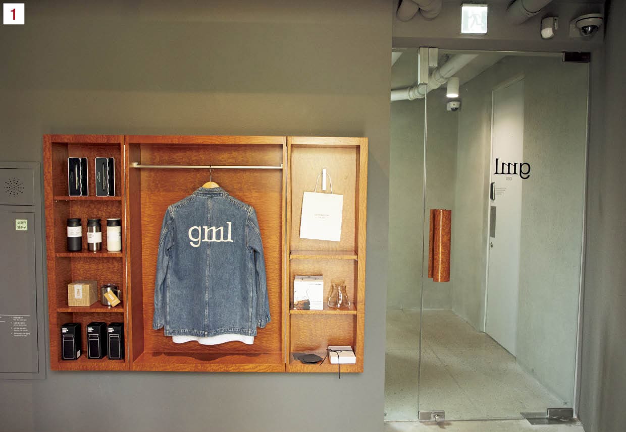 1.グレーとウッドのコンビがモダンな内装。オリジナルグッズもお洒落。