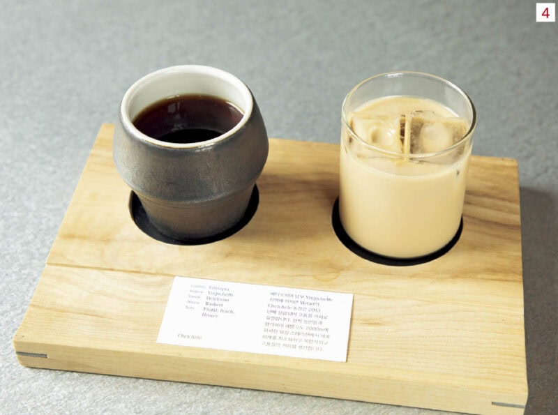 4.豆の種類を選んだら飲み方を選ぶ。今回は同じ豆でホットのブラックとアイスラテをペアリング（₩14,000）。