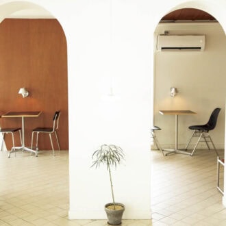 2~4.閑静な住宅街・延禧洞に位置し、自然光が気持ちよくゆったりした雰囲気で音楽とコーヒーに向き合える。「どこに座るかでインテリアが違うから、見え方も変わって楽しい」。