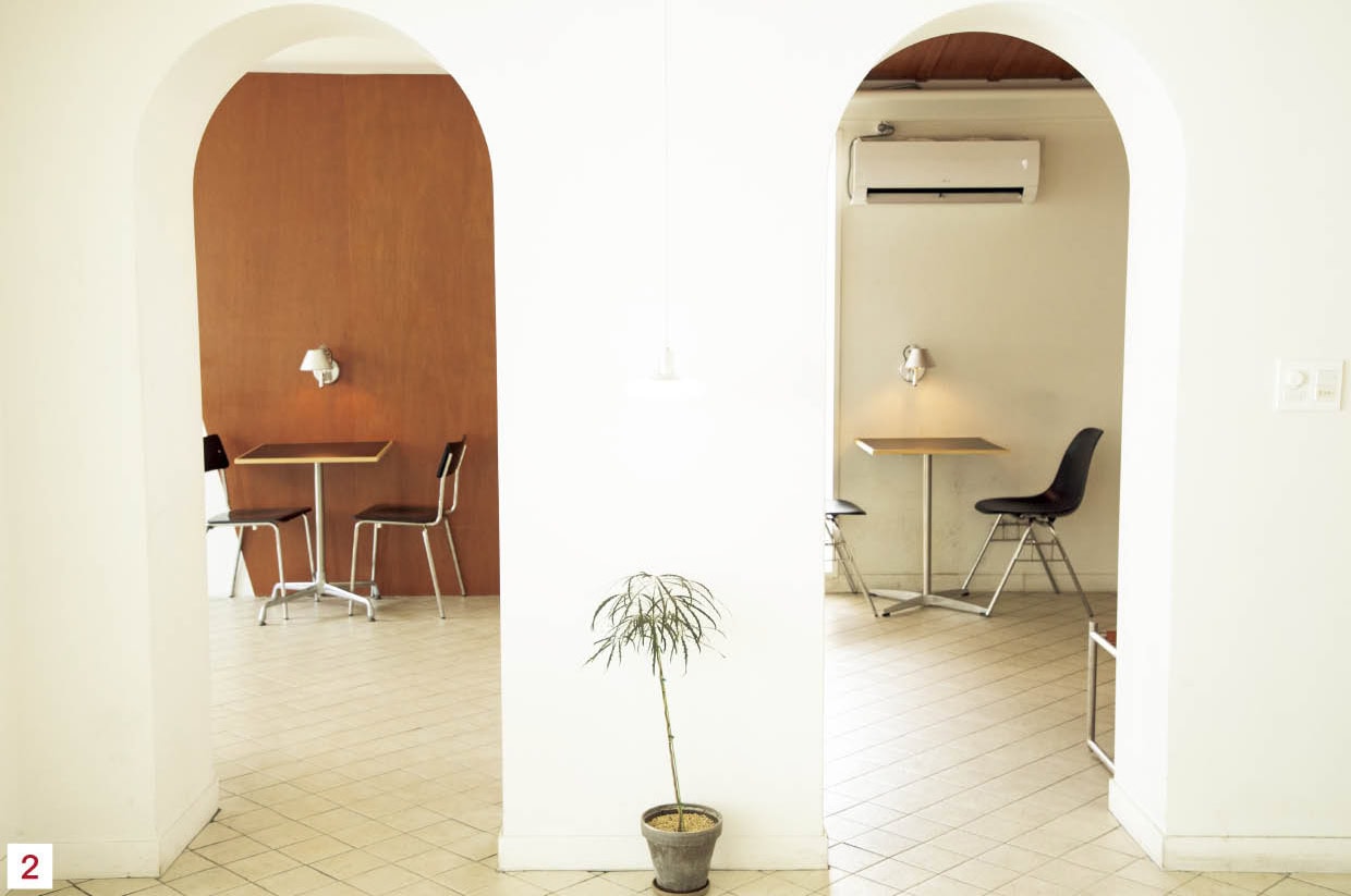 2～4.閑静な住宅街・延禧洞に位置し、自然光が気持ちよくゆったりした雰囲気で音楽とコーヒーに向き合える。「どこに座るかでインテリアが違うから、見え方も変わって楽しい」。