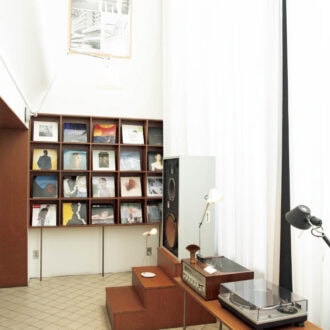 2~4.閑静な住宅街・延禧洞に位置し、自然光が気持ちよくゆったりした雰囲気で音楽とコーヒーに向き合える。「どこに座るかでインテリアが違うから、見え方も変わって楽しい」。