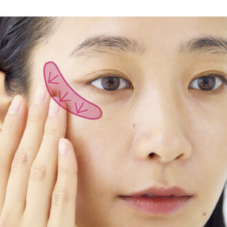 【1】ハイライトパウダーを指塗り