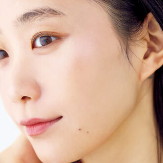 【イガリメイク】常識が変わる！「ファンデの前にハイライト」で内側から発光する“異次元ツヤ肌”の作り方