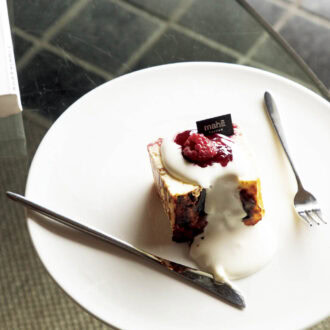 1.毎日お店で焼き上げるバスクチーズケーキ（₩9,300）。