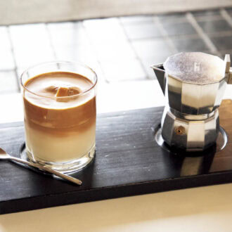 2.ウッドトレイにモカポットとカップをのせる「1人前のお膳立て」が特徴。自分だけの時間を楽しんでほしいと、自身でコーヒーを注ぐスタイル。