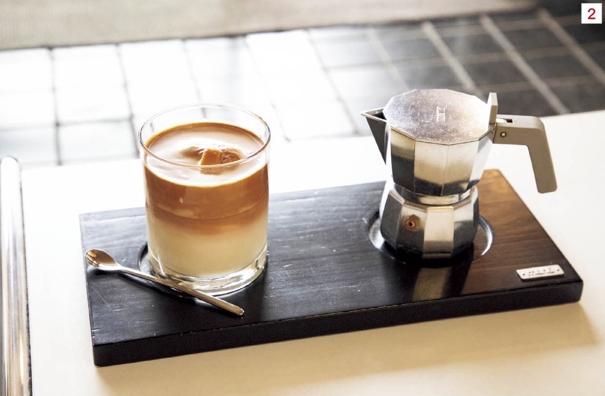 2.ウッドトレイにモカポットとカップをのせる「1人前のお膳立て」が特徴。自分だけの時間を楽しんでほしいと、自身でコーヒーを注ぐスタイル。