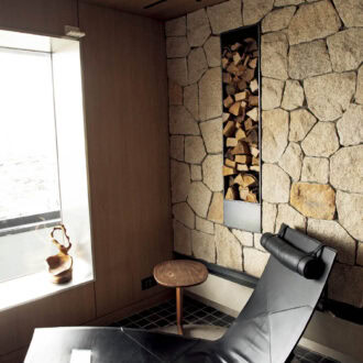 3･4.商業圏から離れた立地にもかかわらずリピーターが多いそう。スペースごとに異なるテーブルや椅子、照明が配置されていて、何度訪れても新鮮味がある。