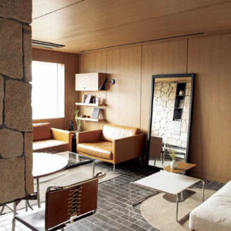 3･4.商業圏から離れた立地にもかかわらずリピーターが多いそう。スペースごとに異なるテーブルや椅子、照明が配置されていて、何度訪れても新鮮味がある。