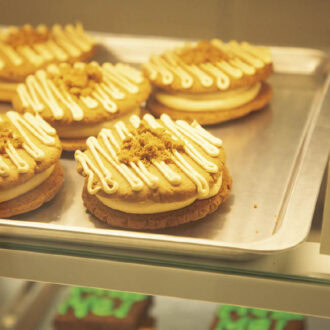 1.韓国の家庭でよく食べるピーナッツバターとストロベリーを組み合わせたクッキーサンド（₩5,800）。