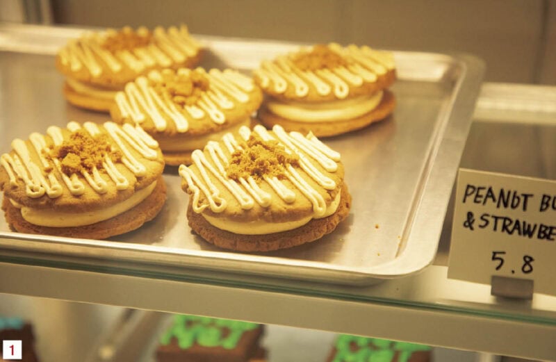 1.韓国の家庭でよく食べるピーナッツバターとストロベリーを組み合わせたクッキーサンド(₩5,800)。