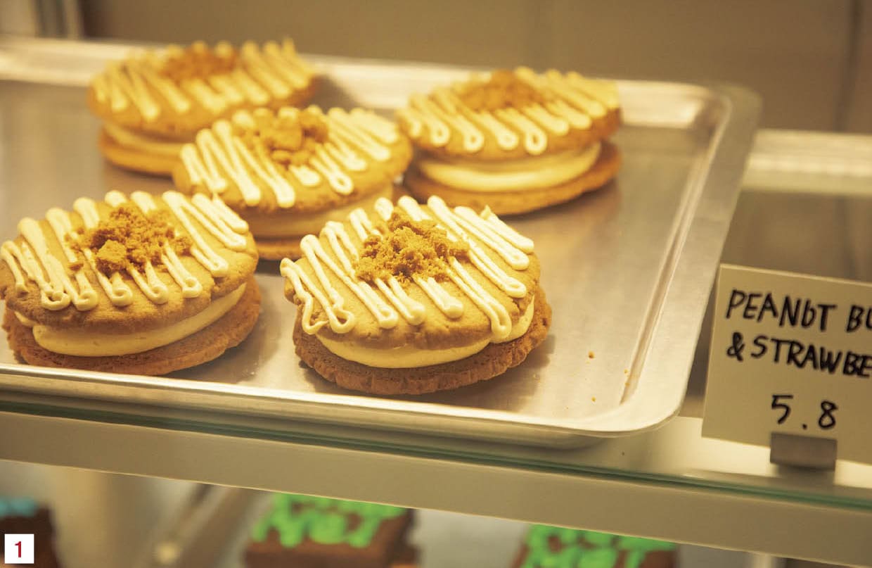 1.韓国の家庭でよく食べるピーナッツバターとストロベリーを組み合わせたクッキーサンド（₩5,800）。