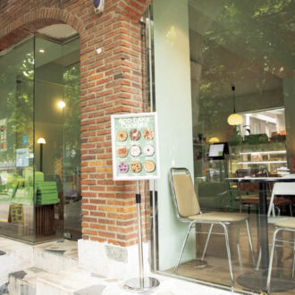 4･5.70年代のティーンの部屋をイメージしたという店内はガーリーで乙女心を刺激。毎日新しいケーキが登場するので何度でも通いたい。