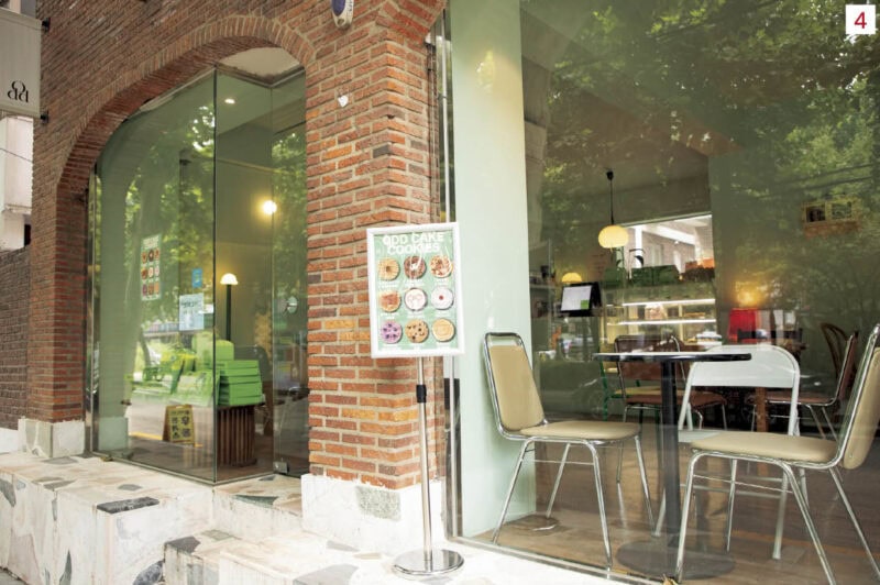 4･5.70年代のティーンの部屋をイメージしたという店内はガーリーで乙女心を刺激。毎日新しいケーキが登場するので何度でも通いたい。