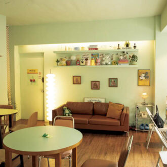 4･5.70年代のティーンの部屋をイメージしたという店内はガーリーで乙女心を刺激。毎日新しいケーキが登場するので何度でも通いたい。