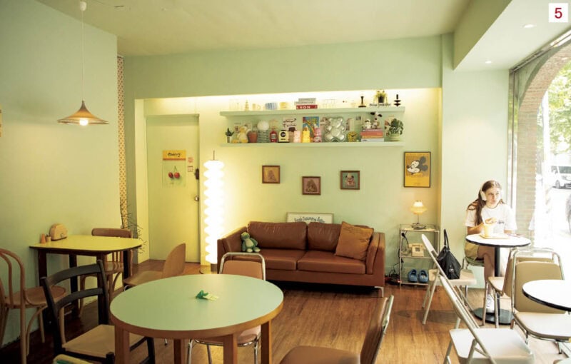 4･5.70年代のティーンの部屋をイメージしたという店内はガーリーで乙女心を刺激。毎日新しいケーキが登場するので何度でも通いたい。