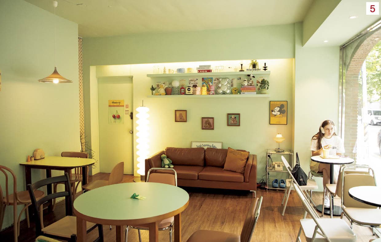 4･5.70年代のティーンの部屋をイメージしたという店内はガーリーで乙女心を刺激。毎日新しいケーキが登場するので何度でも通いたい。