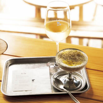 2.ワイン＆ジェラート1カップ₩14,000～。シグネチャーのソルテッドオリーブオイル（₩6,000）は甘いものが苦手な人にもおすすめ。