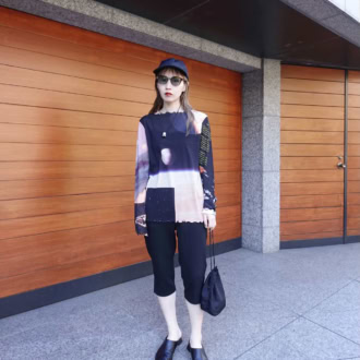 【30代スナップ】ユニークなトップスを主役に。シンプルにまとめた大人のカジュアルコーデ