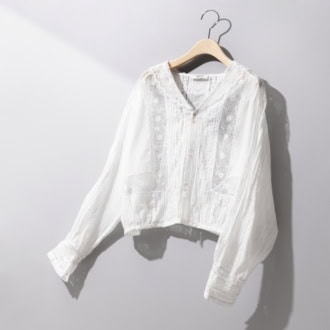 【マカフィー】上品さと可愛さのバランスが神レベル！編集部員が狙う、春に着たい新作ブラウス