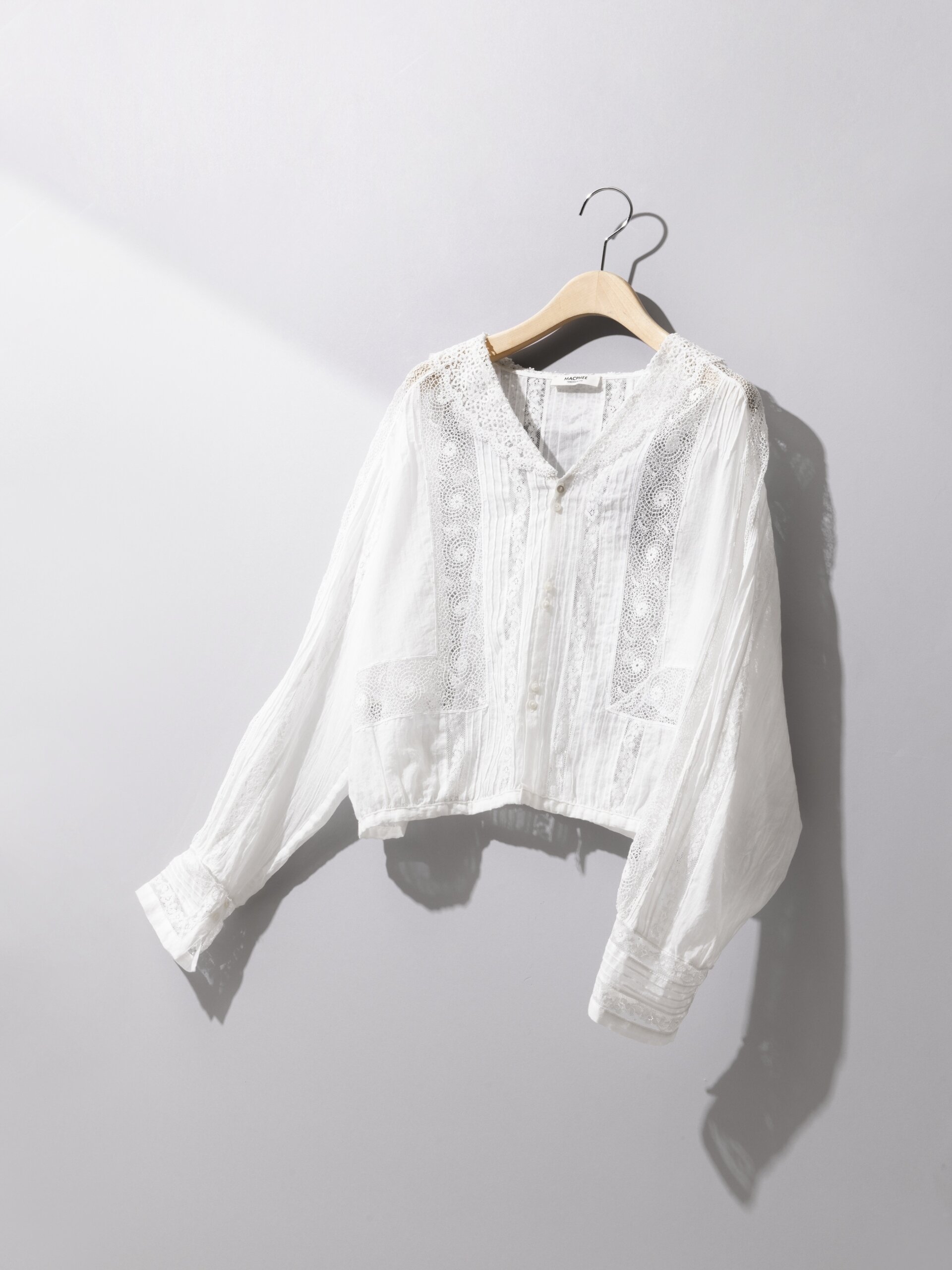 ブラウス￥59,400（マカフィー／トゥモローランド）