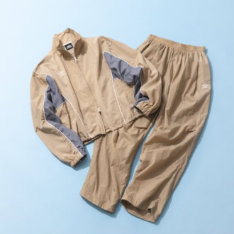 トップス¥36,300、パンツ¥20,900(ともにウィム ガゼット/ウィム ガゼット ルミネ新宿店)