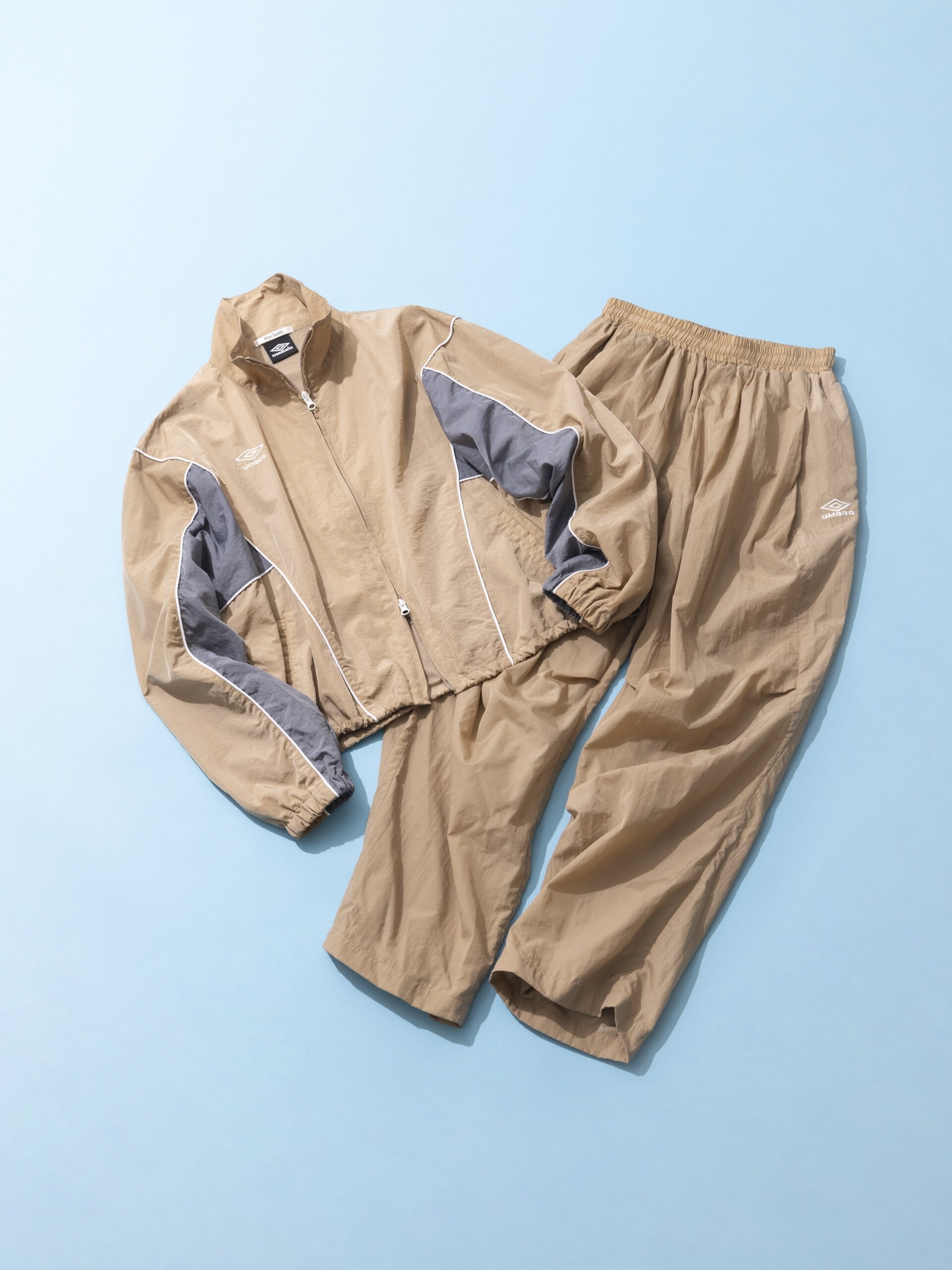 トップス￥36,300、パンツ￥20,900（ともにウィム ガゼット／ウィム ガゼット ルミネ新宿店）