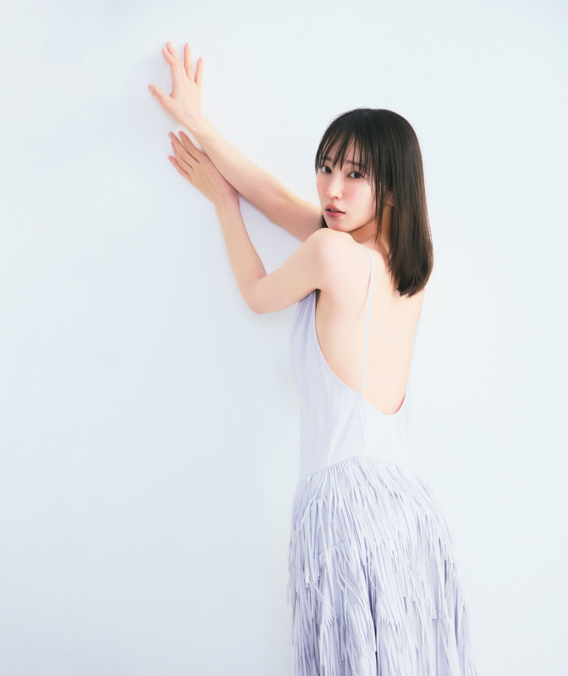 吉岡里帆　2026年3月号InRed　フリンジドレス￥200,200（ハルノブムラタ／ザ·ウォール ショールーム）