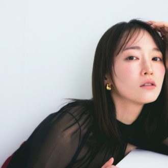 吉岡里帆　2026年3月号InRed　シアーカーディガン￥52,800（アンナ チョイ／アンナ チョイ クライアントサービス）　ピアス※片耳売り各￥24,200（マリア ブラック／マリア ブラック 表参道店）　リング￥27,500（リューク）