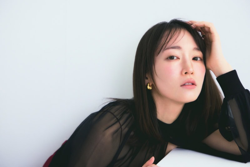 吉岡里帆　2026年3月号InRed　シアーカーディガン￥52,800（アンナ チョイ／アンナ チョイ クライアントサービス）　ピアス※片耳売り各￥24,200（マリア ブラック／マリア ブラック 表参道店）　リング￥27,500（リューク）