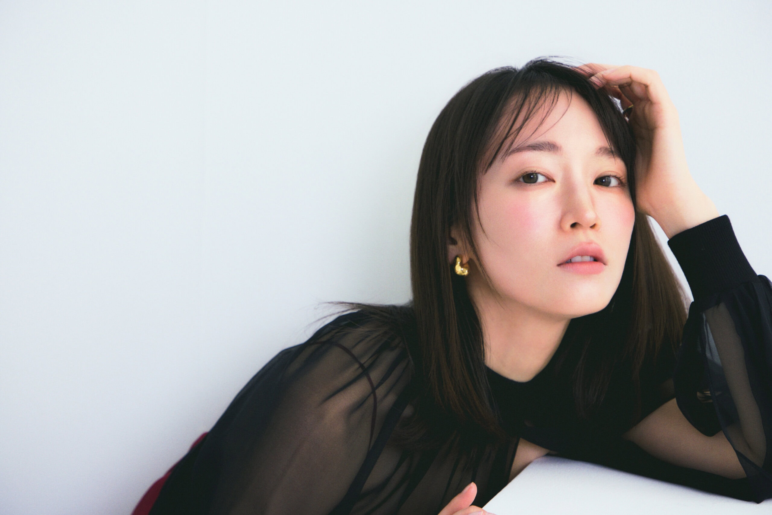 吉岡里帆　2026年3月号InRed　シアーカーディガン￥52,800（アンナ チョイ／アンナ チョイ クライアントサービス）　ピアス※片耳売り各￥24,200（マリア ブラック／マリア ブラック 表参道店）　リング￥27,500（リューク）