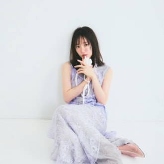 吉岡里帆　2026年3月号InRed　中に着たドレス￥52,800、キャミドレス￥141,900、片耳ピアス￥20,900、首に巻いた花モチーフベルト￥36,300、シアーブーツ￥75,900（すべてマメ クロゴウチ／マメ クロゴウチ オンラインストア）　左手リング￥1,298,000（メシカ／メシカ ジャパン）