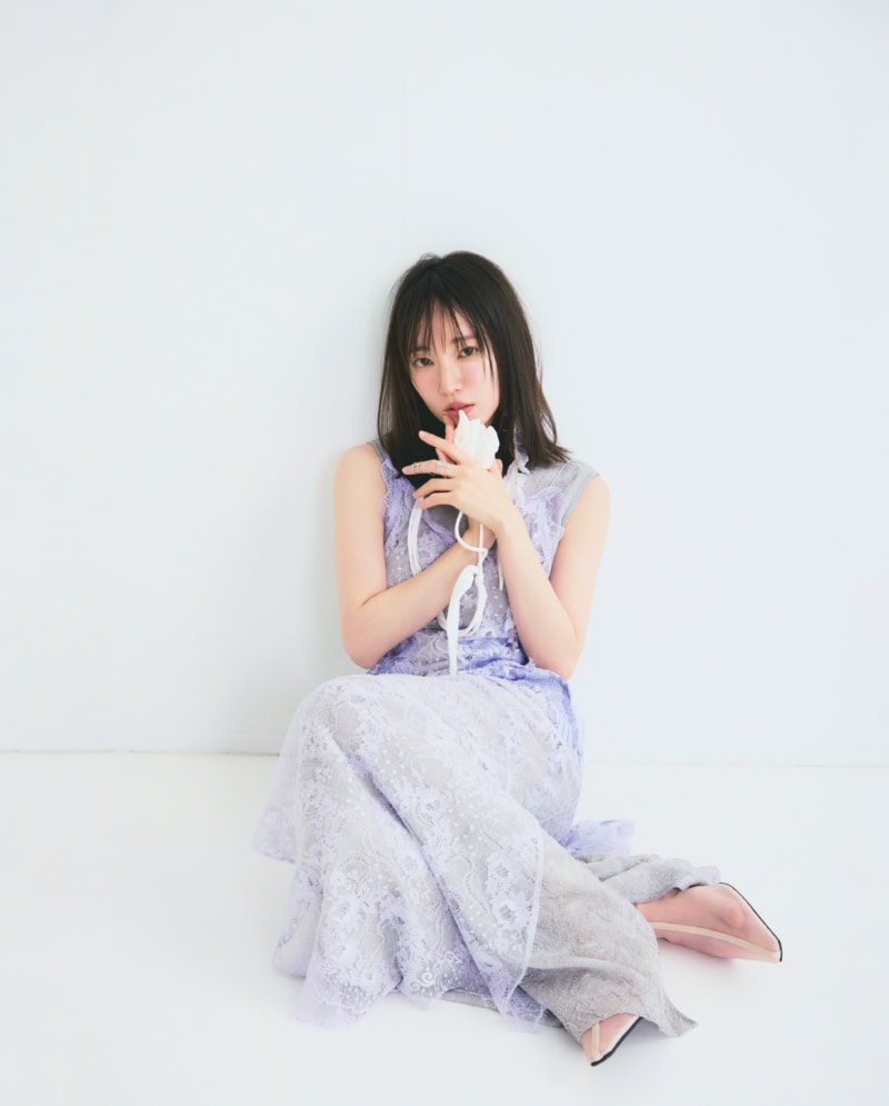 吉岡里帆 2026年3月号InRed 中に着たドレス¥52,800、キャミドレス¥141,900、片耳ピアス¥20,900、首に巻いた花モチーフベルト¥36,300、シアーブーツ¥75,900(すべてマメ クロゴウチ/マメ クロゴウチ オンラインストア) 左手リング¥1,298,000(メシカ/メシカ ジャパン)