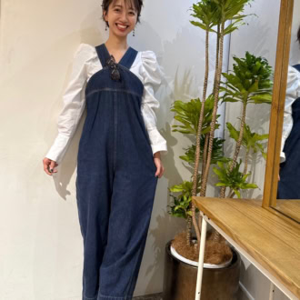 【30代スナップ】ユニクロのサングラスがワンポイント！ デニムサロペ×白ブラウスで春の装い