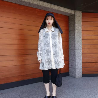 【30代スナップ】春のモノトーンスタイルは、刺しゅうシャツ×カプリパンツで軽やかに！